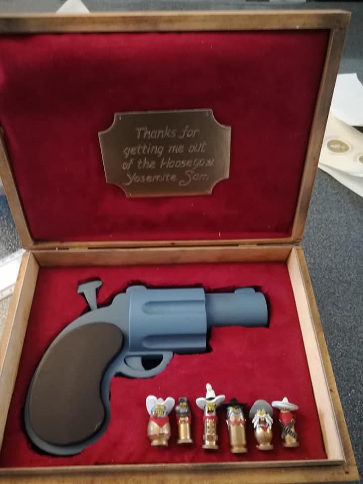 Pistola e proiettili cartoon, modello da assemblare