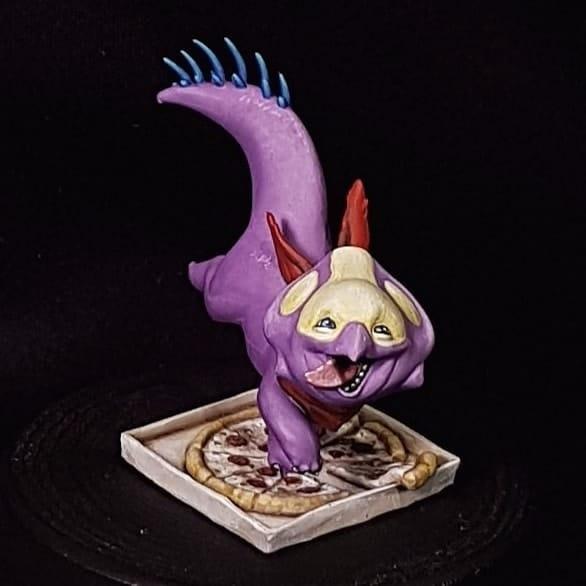 Charmander, statuina con pizza