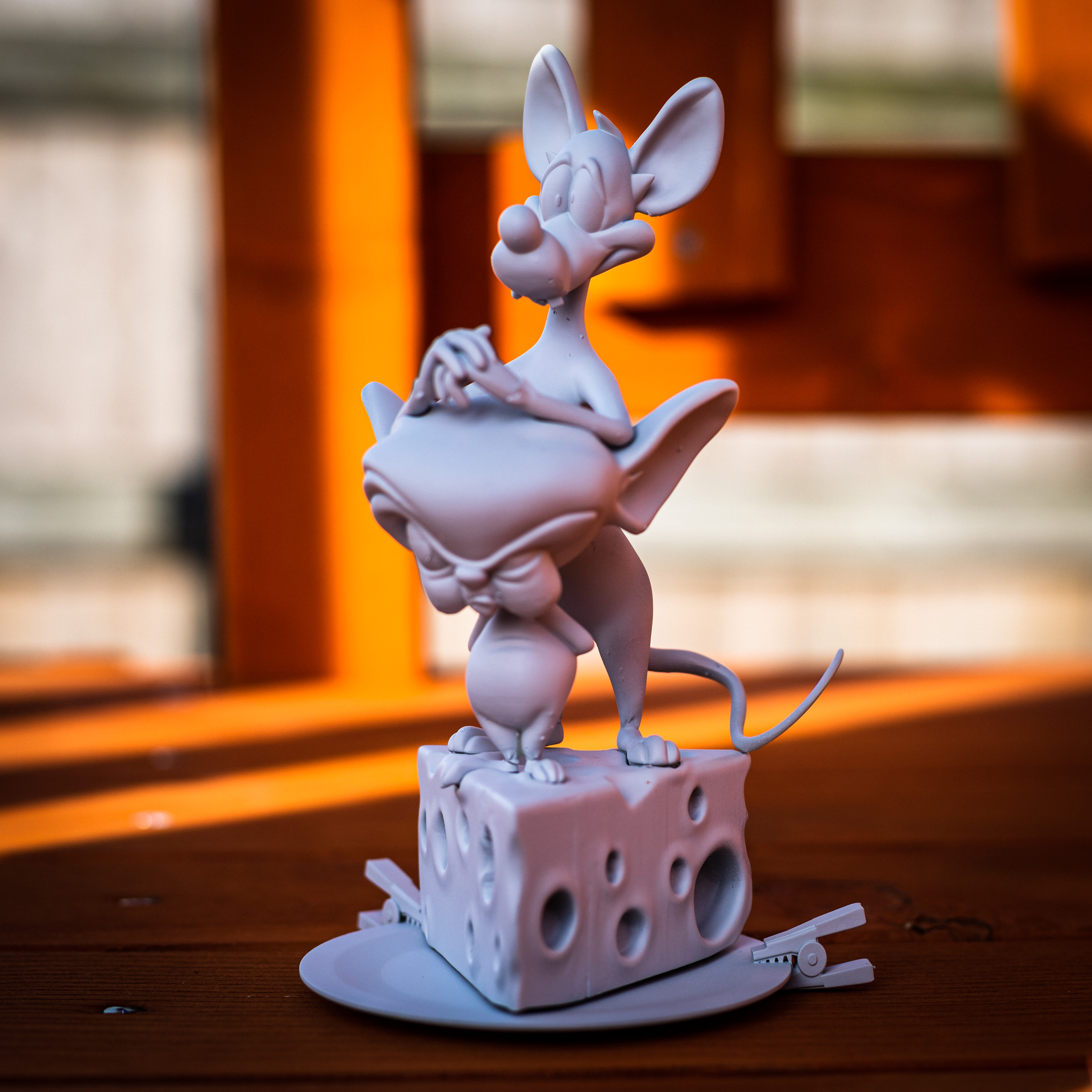 Pinky e Brain sul formaggio, statuina da assemblare