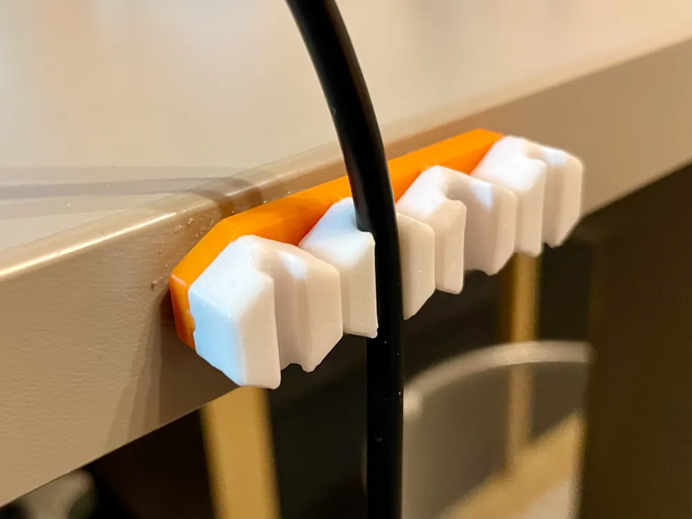 Organizzatore di cavi magnetico da scrivania