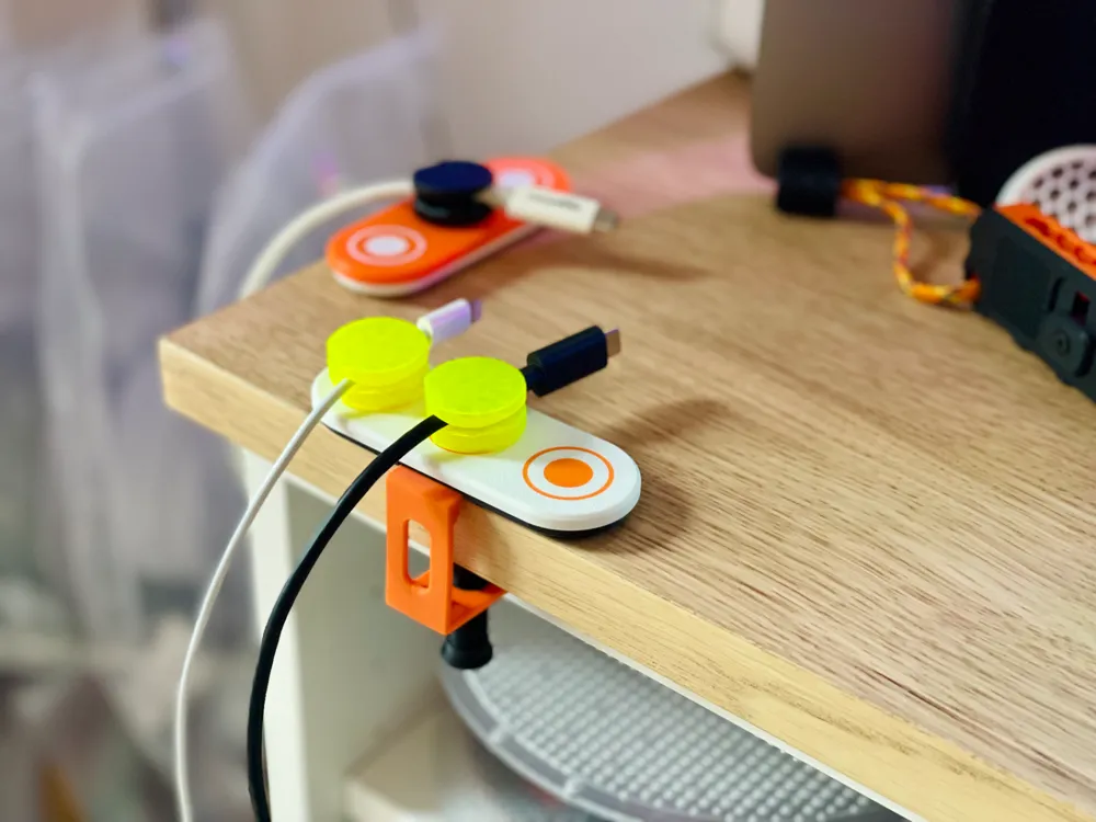 Organizzatore di cavi magnetico da scrivania