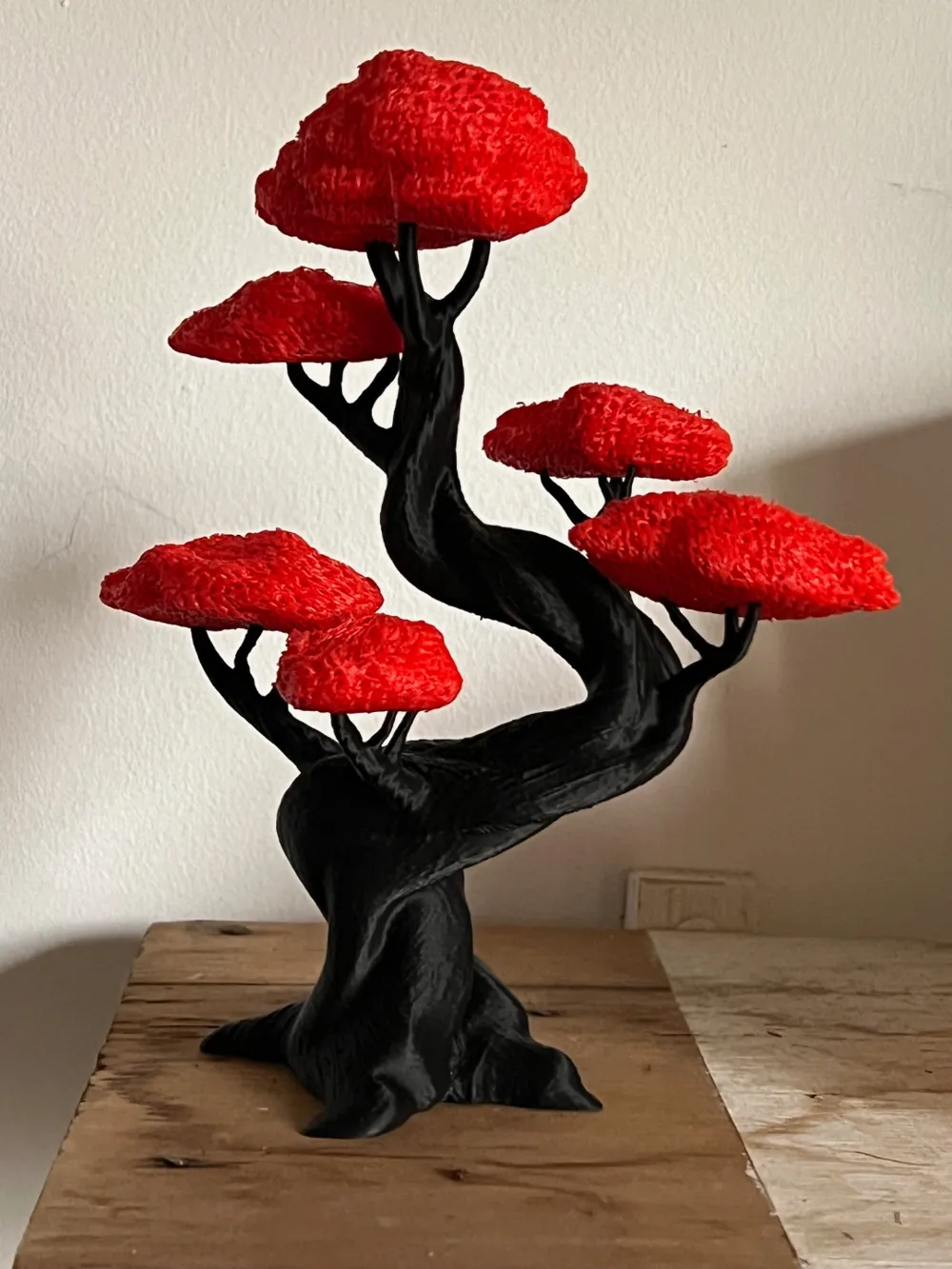 Bonsai decorativo con chiome rosse