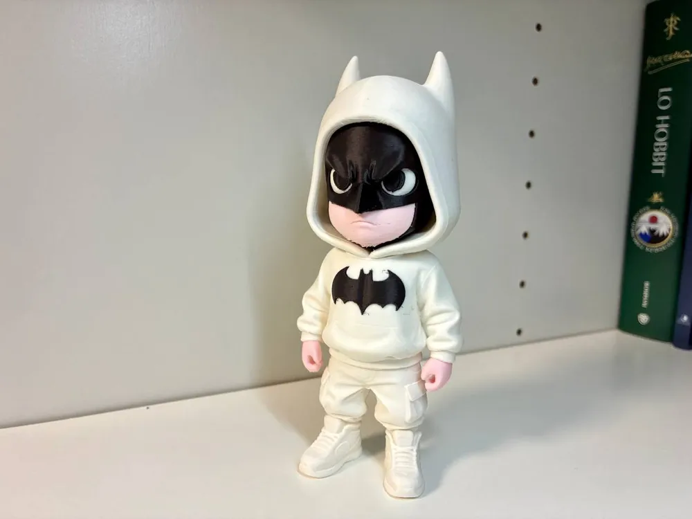 Batman Chibi in Felpa con Cappuccio, statuetta da collezione