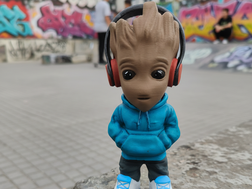 Baby Groot urbano con cuffie